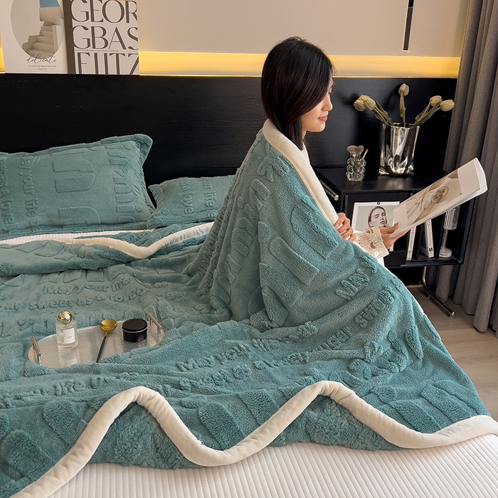 91家纺网 家纺一手货源 找家纺 叠派家纺 2025新款A类纯色min舒棉绒雕花剪花多功能毛毯（可供跨境外贸抽空热款首选） 白边-品味蓝