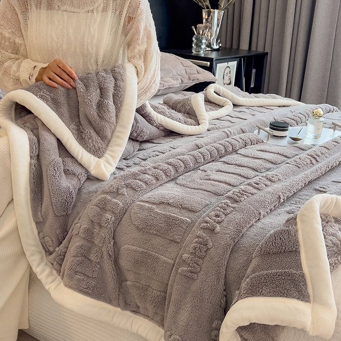 91家纺网 家纺一手货源 找家纺 叠派家纺 2025新款A类纯色min舒棉绒雕花剪花多功能毛毯（可供跨境外贸抽空热款首选） 白边-极致灰