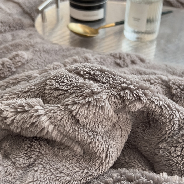 91家纺网 家纺一手货源 找家纺 叠派家纺 2025新款A类纯色min舒棉绒雕花剪花多功能毛毯（可供跨境外贸抽空热款首选） 白边-极致灰