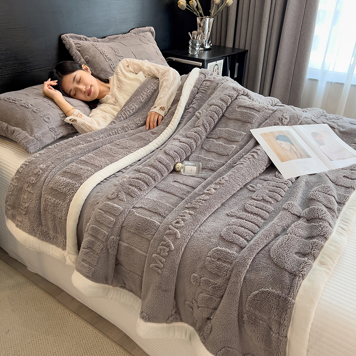 91家纺网 家纺一手货源 找家纺 叠派家纺 2025新款A类纯色min舒棉绒雕花剪花多功能毛毯（可供跨境外贸抽空热款首选） 白边-极致灰