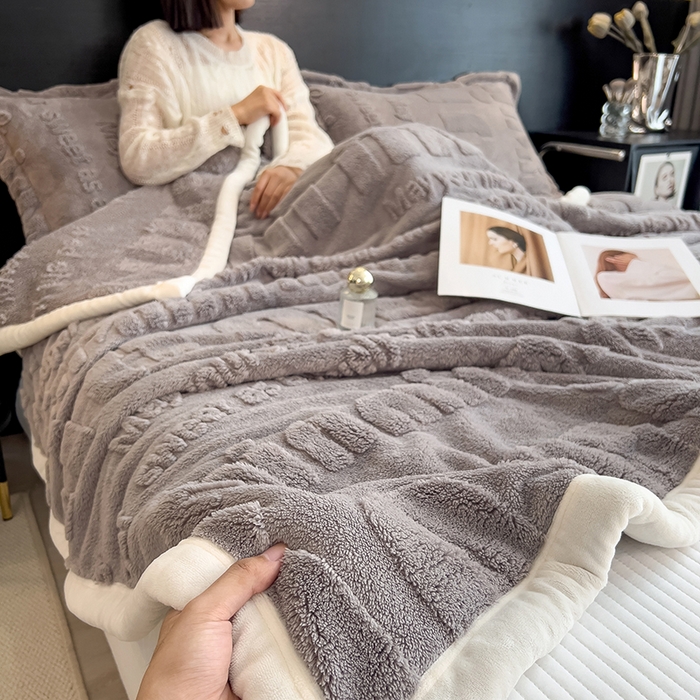 91家纺网 家纺一手货源 找家纺 叠派家纺 2025新款A类纯色min舒棉绒雕花剪花多功能毛毯（可供跨境外贸抽空热款首选） 白边-极致灰