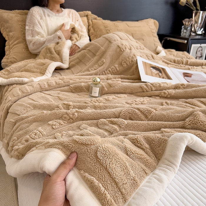 91家纺网 家纺一手货源 找家纺 叠派家纺 2025新款A类纯色min舒棉绒雕花剪花多功能毛毯（可供跨境外贸抽空热款首选） 白边-浅咖