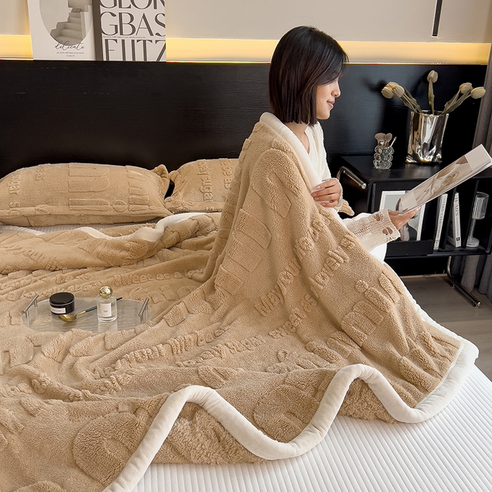 91家纺网 家纺一手货源 找家纺 叠派家纺 2025新款A类纯色min舒棉绒雕花剪花多功能毛毯（可供跨境外贸抽空热款首选） 白边-浅咖