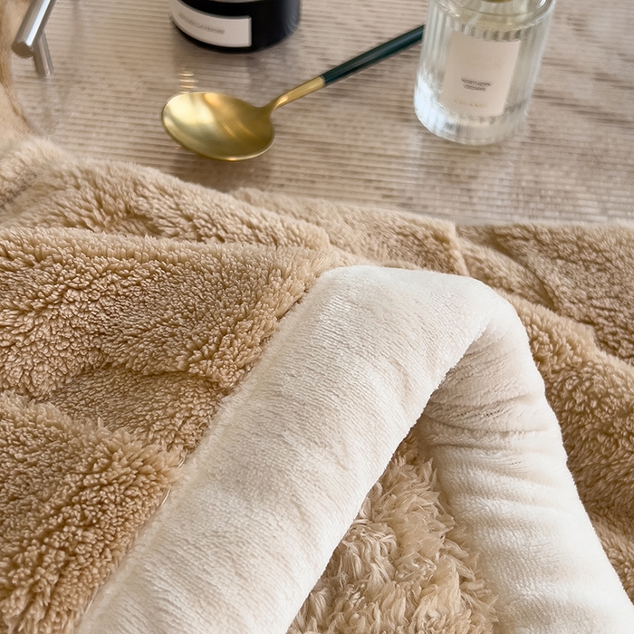 91家纺网 家纺一手货源 找家纺 叠派家纺 2025新款A类纯色min舒棉绒雕花剪花多功能毛毯（可供跨境外贸抽空热款首选） 白边-浅咖