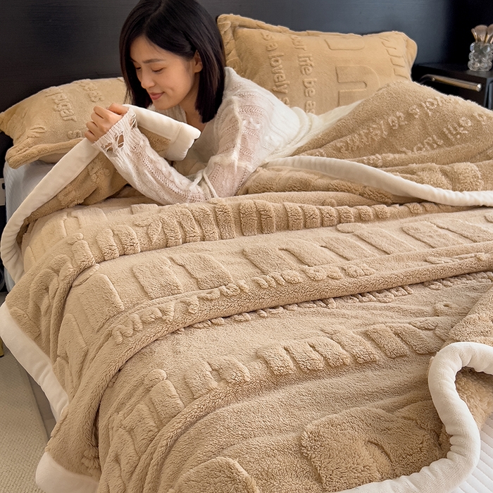 91家纺网 家纺一手货源 找家纺 叠派家纺 2025新款A类纯色min舒棉绒雕花剪花多功能毛毯（可供跨境外贸抽空热款首选） 白边-浅咖