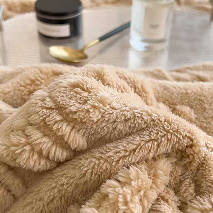 91家纺网 家纺一手货源 找家纺 叠派家纺 2025新款A类纯色min舒棉绒雕花剪花多功能毛毯（可供跨境外贸抽空热款首选） 白边-浅咖