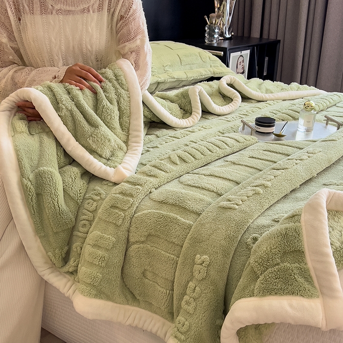 91家纺网 家纺一手货源 找家纺 叠派家纺 2025新款A类纯色min舒棉绒雕花剪花多功能毛毯（可供跨境外贸抽空热款首选） 白边-青杉绿