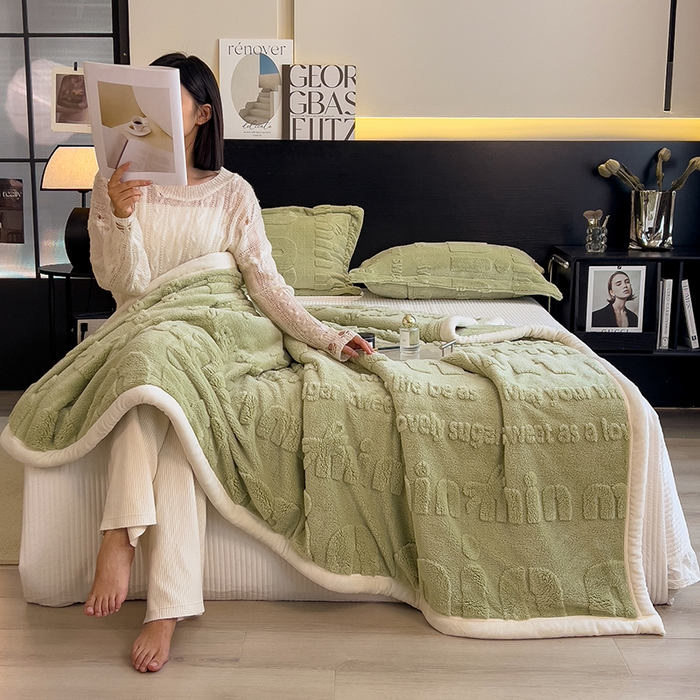 91家纺网 家纺一手货源 找家纺 叠派家纺 2025新款A类纯色min舒棉绒雕花剪花多功能毛毯（可供跨境外贸抽空热款首选） 白边-青杉绿