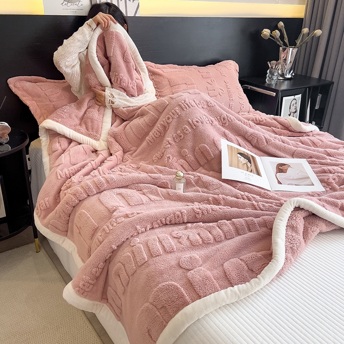 91家纺网 家纺一手货源 找家纺 叠派家纺 2025新款A类纯色min舒棉绒雕花剪花多功能毛毯（可供跨境外贸抽空热款首选） 白边-豆沙粉