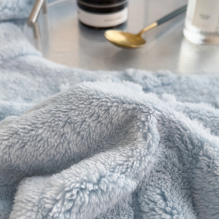 91家纺网 家纺一手货源 找家纺 叠派家纺 2025新款A类纯色min舒棉绒雕花剪花多功能毛毯（可供跨境外贸抽空热款首选） 白边-水晶蓝