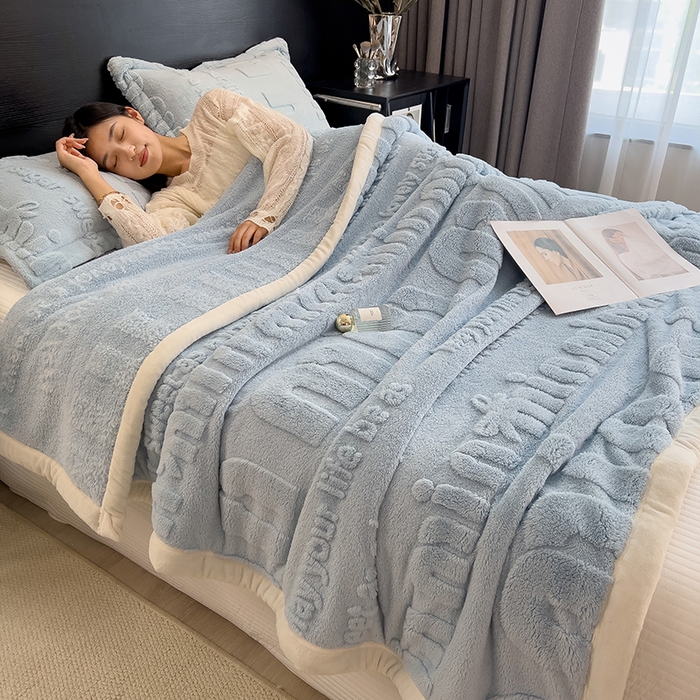 91家纺网 家纺一手货源 找家纺 叠派家纺 2025新款A类纯色min舒棉绒雕花剪花多功能毛毯（可供跨境外贸抽空热款首选） 白边-水晶蓝