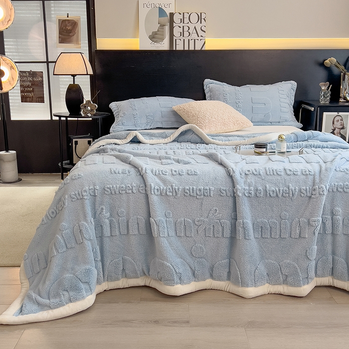 91家纺网 家纺一手货源 找家纺 叠派家纺 2025新款A类纯色min舒棉绒雕花剪花多功能毛毯（可供跨境外贸抽空热款首选） 白边-水晶蓝