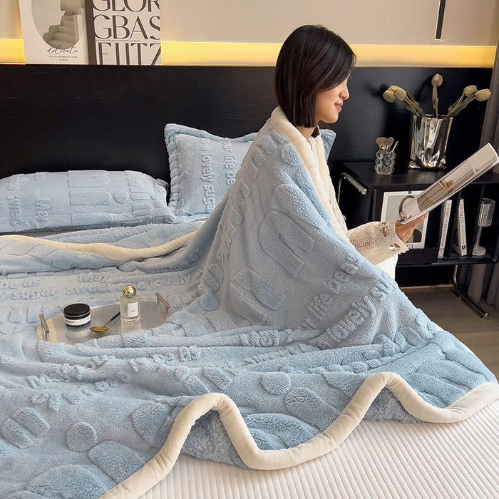 91家纺网 家纺一手货源 找家纺 叠派家纺 2025新款A类纯色min舒棉绒雕花剪花多功能毛毯（可供跨境外贸抽空热款首选） 白边-水晶蓝