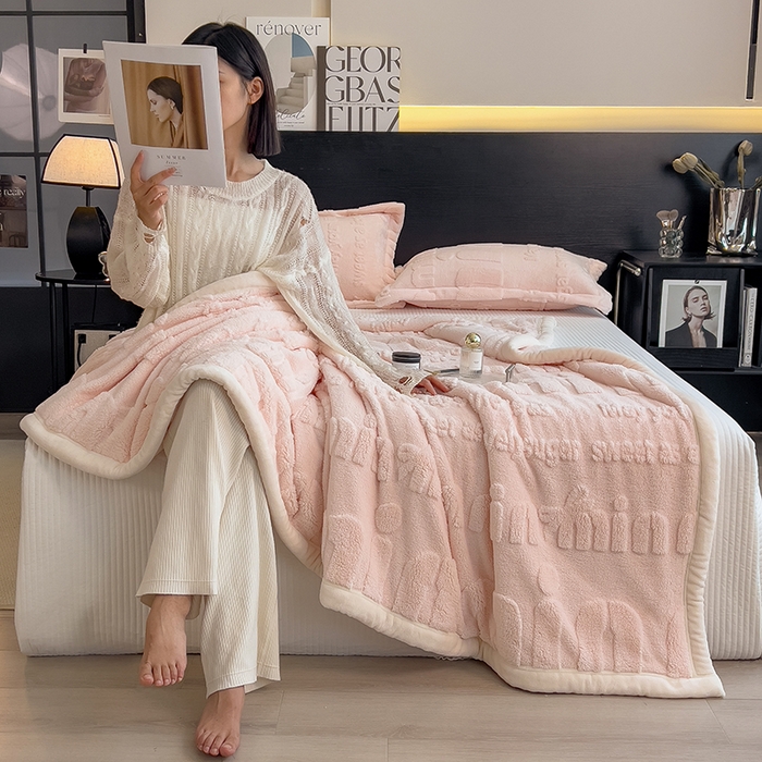 91家纺网 家纺一手货源 找家纺 叠派家纺 2025新款A类纯色min舒棉绒雕花剪花多功能毛毯（可供跨境外贸抽空热款首选） 白边-玉粉