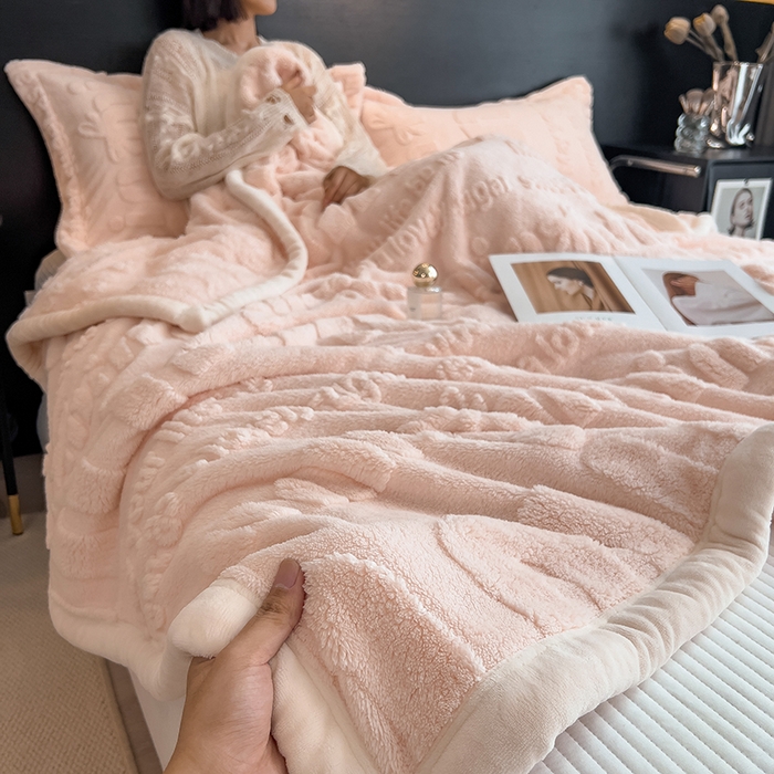 91家纺网 家纺一手货源 找家纺 叠派家纺 2025新款A类纯色min舒棉绒雕花剪花多功能毛毯（可供跨境外贸抽空热款首选） 白边-玉粉