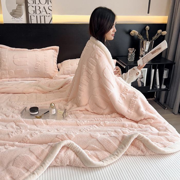 91家纺网 家纺一手货源 找家纺 叠派家纺 2025新款A类纯色min舒棉绒雕花剪花多功能毛毯（可供跨境外贸抽空热款首选） 白边-玉粉