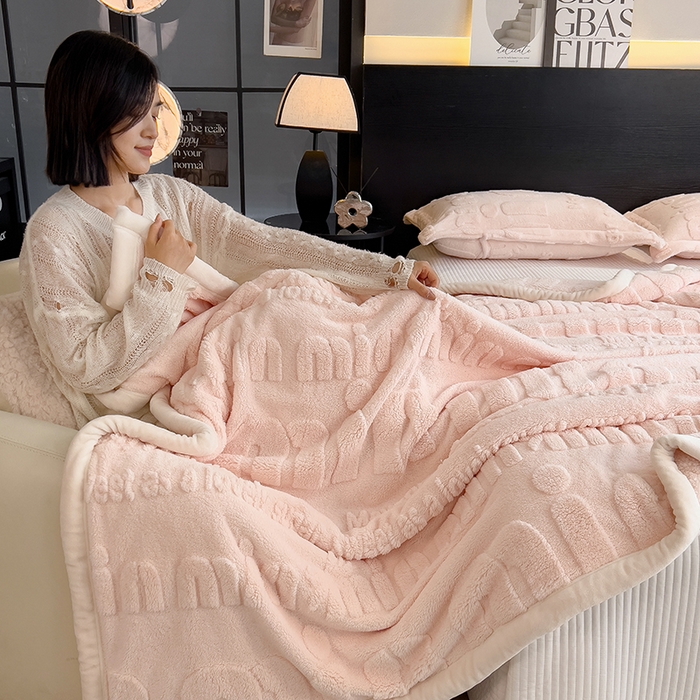 91家纺网 家纺一手货源 找家纺 叠派家纺 2025新款A类纯色min舒棉绒雕花剪花多功能毛毯（可供跨境外贸抽空热款首选） 白边-玉粉