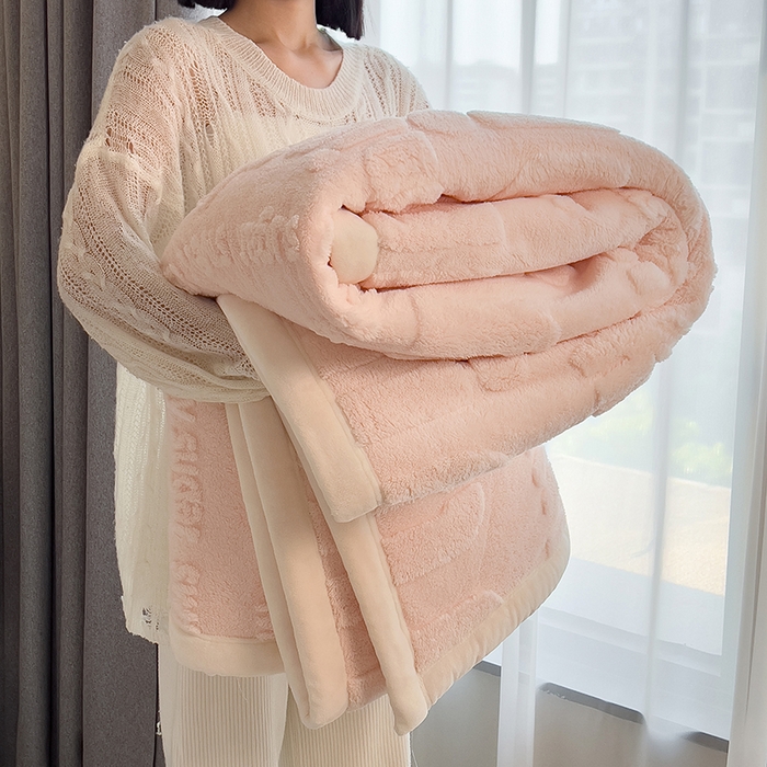 91家纺网 家纺一手货源 找家纺 叠派家纺 2025新款A类纯色min舒棉绒雕花剪花多功能毛毯（可供跨境外贸抽空热款首选） 白边-玉粉