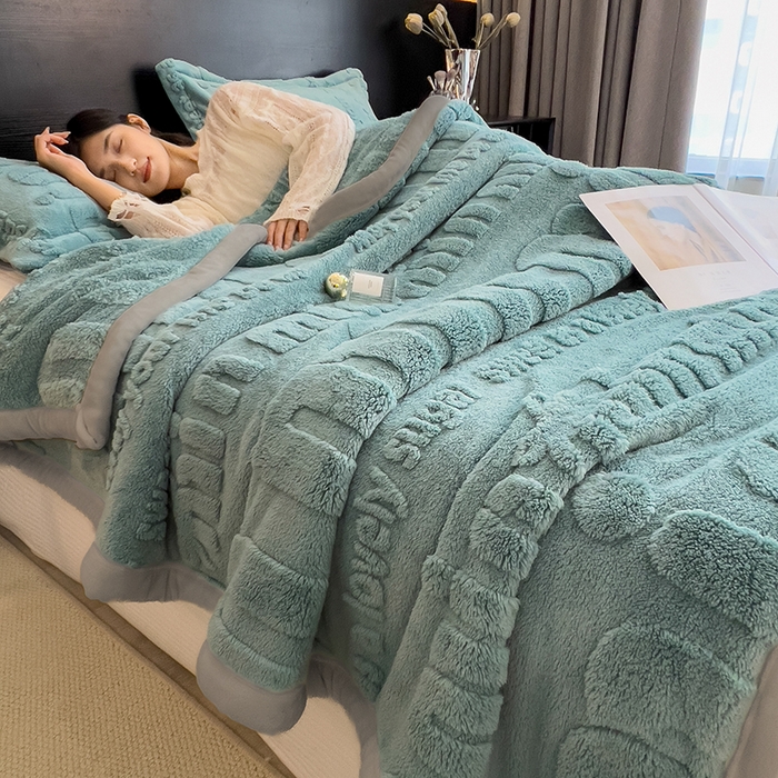 91家纺网 家纺一手货源 找家纺 叠派家纺 2025新款A类纯色min舒棉绒雕花剪花多功能毛毯（可供跨境外贸抽空热款首选） 灰边-品味蓝