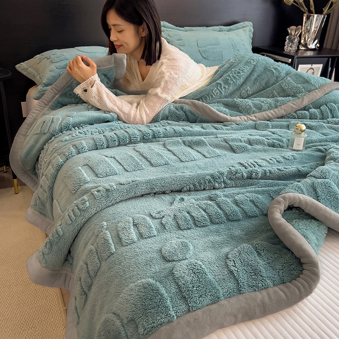 91家纺网 家纺一手货源 找家纺 叠派家纺 2025新款A类纯色min舒棉绒雕花剪花多功能毛毯（可供跨境外贸抽空热款首选） 灰边-品味蓝