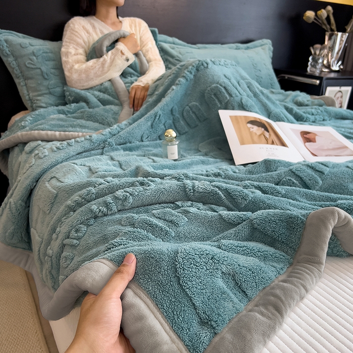 91家纺网 家纺一手货源 找家纺 叠派家纺 2025新款A类纯色min舒棉绒雕花剪花多功能毛毯（可供跨境外贸抽空热款首选） 灰边-品味蓝