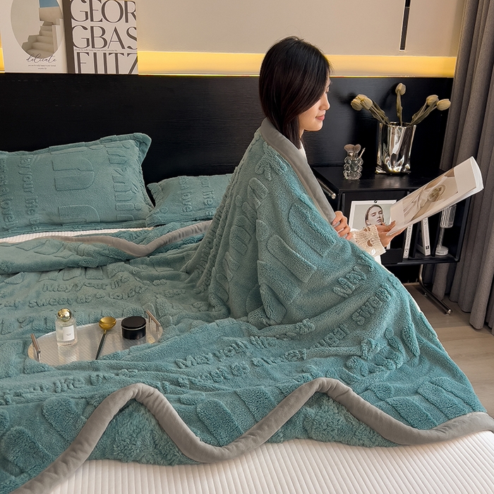 91家纺网 家纺一手货源 找家纺 叠派家纺 2025新款A类纯色min舒棉绒雕花剪花多功能毛毯（可供跨境外贸抽空热款首选） 灰边-品味蓝