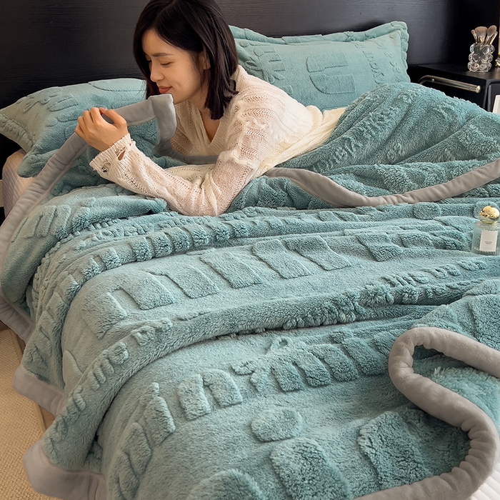 91家纺网 家纺一手货源 找家纺 叠派家纺 2025新款A类纯色min舒棉绒雕花剪花多功能毛毯（可供跨境外贸抽空热款首选） 灰边-品味蓝