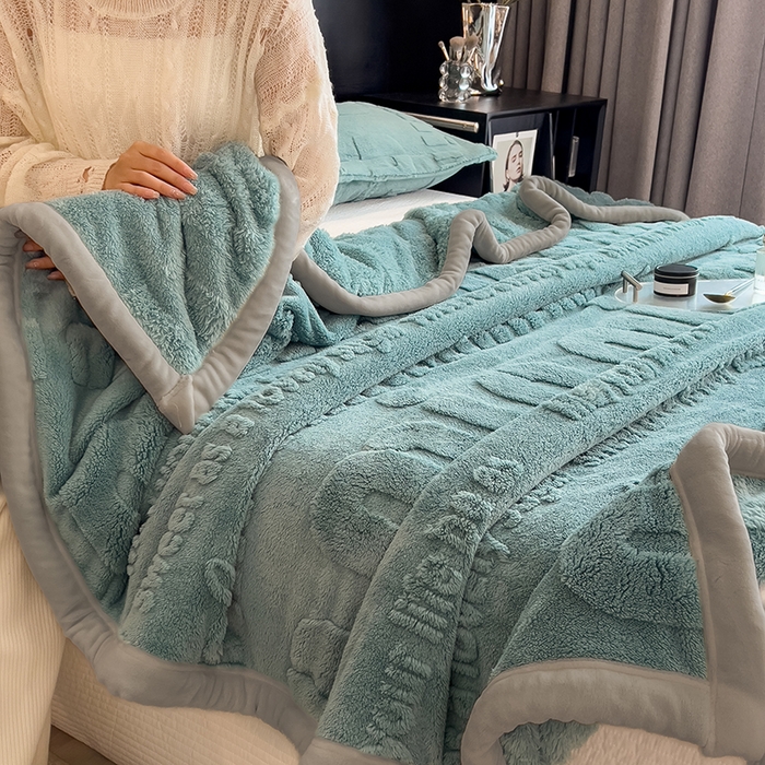 91家纺网 家纺一手货源 找家纺 叠派家纺 2025新款A类纯色min舒棉绒雕花剪花多功能毛毯（可供跨境外贸抽空热款首选） 灰边-品味蓝