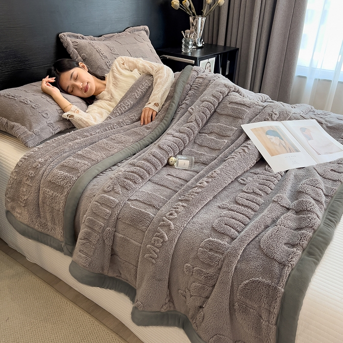 91家纺网 家纺一手货源 找家纺 叠派家纺 2025新款A类纯色min舒棉绒雕花剪花多功能毛毯（可供跨境外贸抽空热款首选） 灰边-极致灰