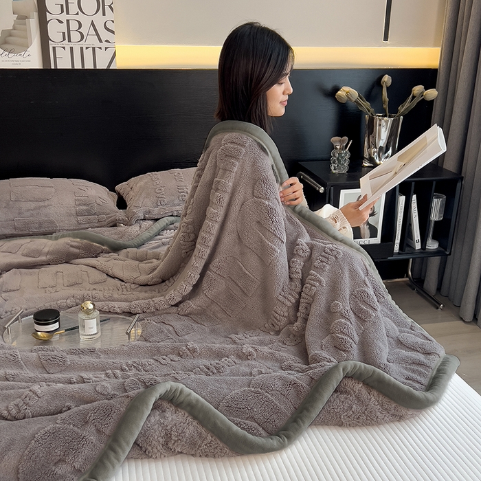 91家纺网 家纺一手货源 找家纺 叠派家纺 2025新款A类纯色min舒棉绒雕花剪花多功能毛毯（可供跨境外贸抽空热款首选） 灰边-极致灰