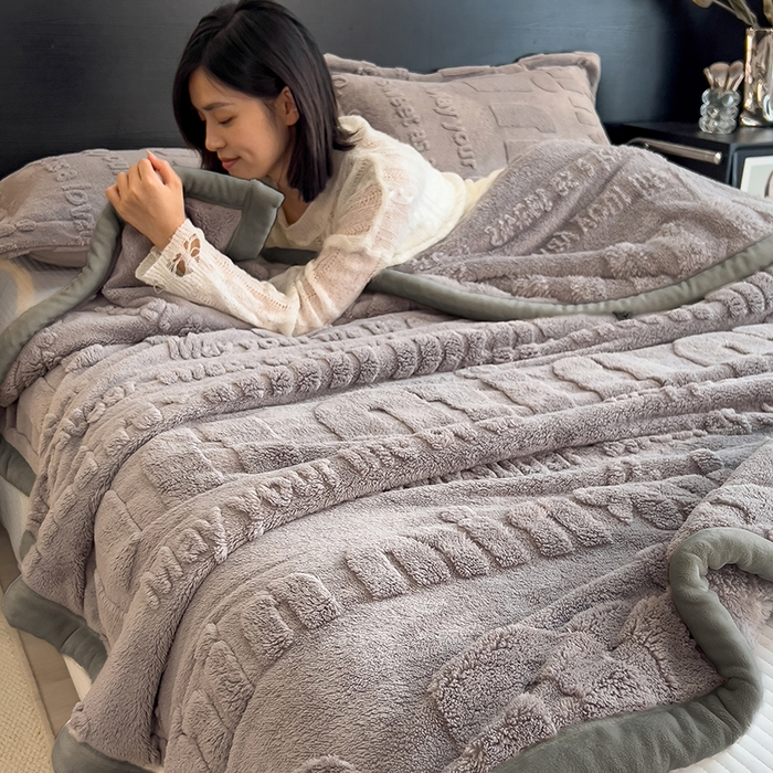 91家纺网 家纺一手货源 找家纺 叠派家纺 2025新款A类纯色min舒棉绒雕花剪花多功能毛毯（可供跨境外贸抽空热款首选） 灰边-极致灰