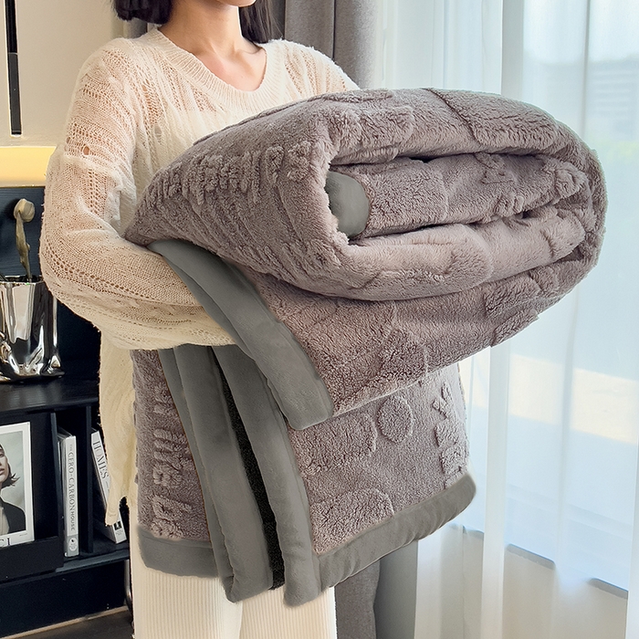 91家纺网 家纺一手货源 找家纺 叠派家纺 2025新款A类纯色min舒棉绒雕花剪花多功能毛毯（可供跨境外贸抽空热款首选） 灰边-极致灰