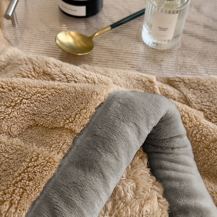 91家纺网 家纺一手货源 找家纺 叠派家纺 2025新款A类纯色min舒棉绒雕花剪花多功能毛毯（可供跨境外贸抽空热款首选） 灰边-浅咖