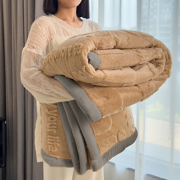 91家纺网 家纺一手货源 找家纺 叠派家纺 2025新款A类纯色min舒棉绒雕花剪花多功能毛毯（可供跨境外贸抽空热款首选） 灰边-浅咖