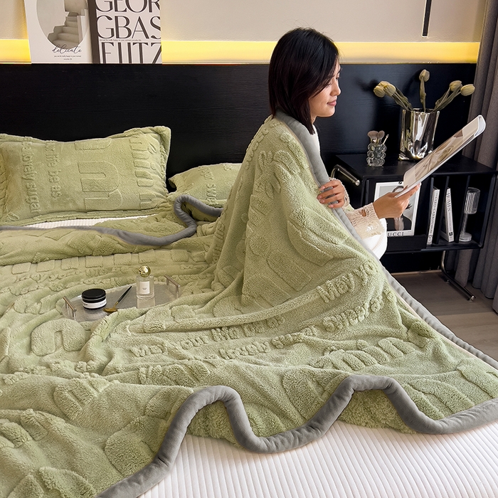 91家纺网 家纺一手货源 找家纺 叠派家纺 2025新款A类纯色min舒棉绒雕花剪花多功能毛毯（可供跨境外贸抽空热款首选） 灰边-青杉绿
