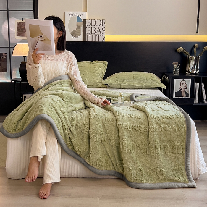 91家纺网 家纺一手货源 找家纺 叠派家纺 2025新款A类纯色min舒棉绒雕花剪花多功能毛毯（可供跨境外贸抽空热款首选） 灰边-青杉绿