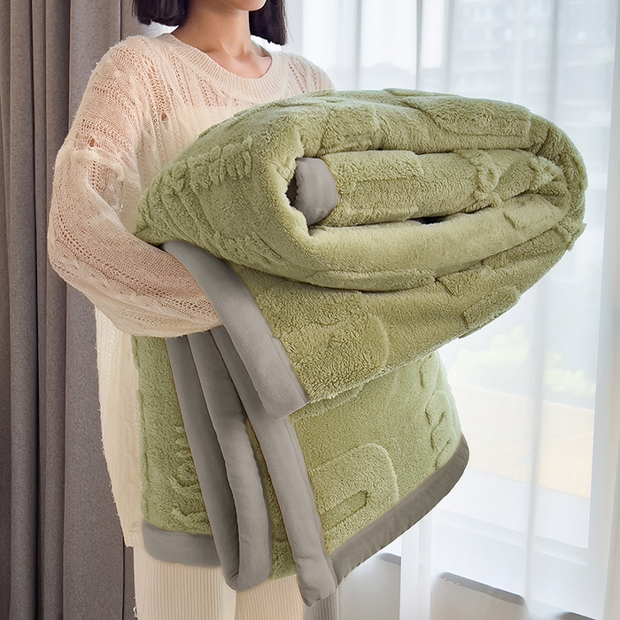 91家纺网 家纺一手货源 找家纺 叠派家纺 2025新款A类纯色min舒棉绒雕花剪花多功能毛毯（可供跨境外贸抽空热款首选） 灰边-青杉绿