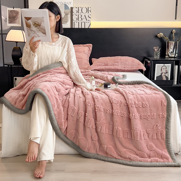 91家纺网 家纺一手货源 找家纺 叠派家纺 2025新款A类纯色min舒棉绒雕花剪花多功能毛毯（可供跨境外贸抽空热款首选） 灰边-豆沙粉