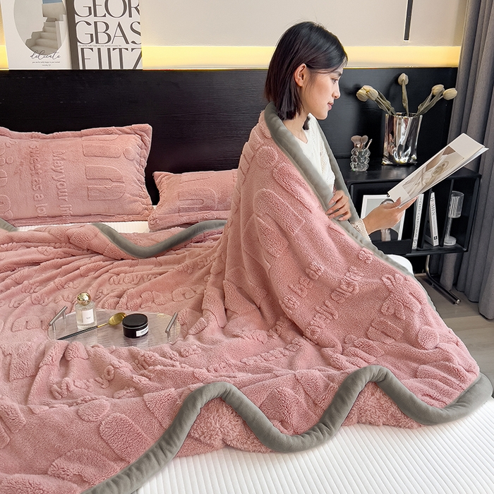 91家纺网 家纺一手货源 找家纺 叠派家纺 2025新款A类纯色min舒棉绒雕花剪花多功能毛毯（可供跨境外贸抽空热款首选） 灰边-豆沙粉