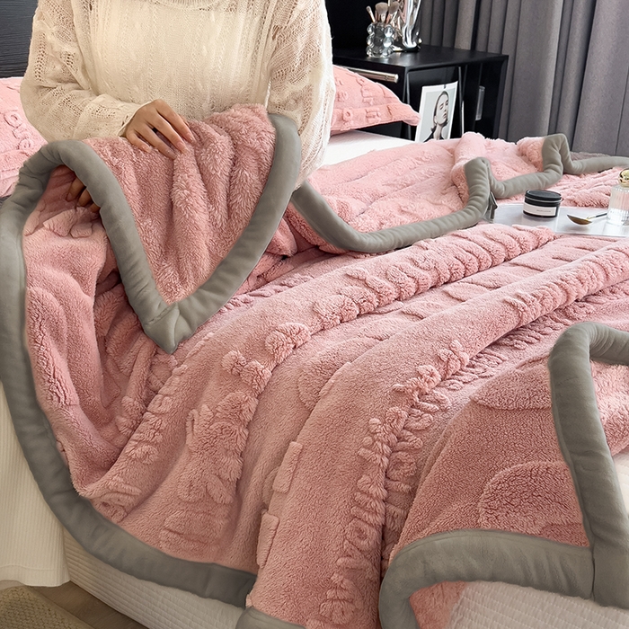 91家纺网 家纺一手货源 找家纺 叠派家纺 2025新款A类纯色min舒棉绒雕花剪花多功能毛毯（可供跨境外贸抽空热款首选） 灰边-豆沙粉