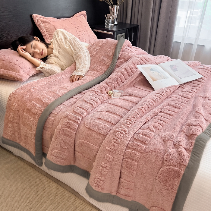 91家纺网 家纺一手货源 找家纺 叠派家纺 2025新款A类纯色min舒棉绒雕花剪花多功能毛毯（可供跨境外贸抽空热款首选） 灰边-豆沙粉