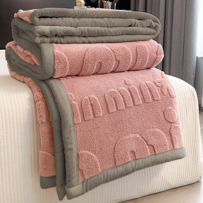 91家纺网 家纺一手货源 找家纺 叠派家纺 2025新款A类纯色min舒棉绒雕花剪花多功能毛毯（可供跨境外贸抽空热款首选） 灰边-豆沙粉