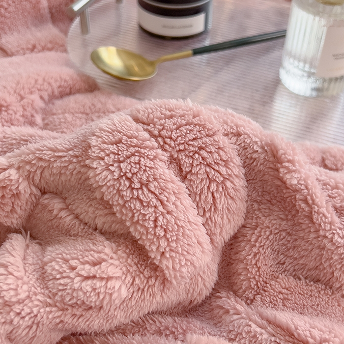 91家纺网 家纺一手货源 找家纺 叠派家纺 2025新款A类纯色min舒棉绒雕花剪花多功能毛毯（可供跨境外贸抽空热款首选） 灰边-豆沙粉