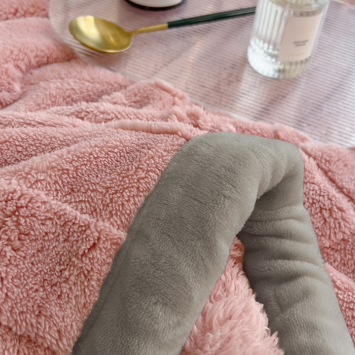 91家纺网 家纺一手货源 找家纺 叠派家纺 2025新款A类纯色min舒棉绒雕花剪花多功能毛毯（可供跨境外贸抽空热款首选） 灰边-豆沙粉
