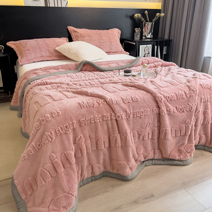 91家纺网 家纺一手货源 找家纺 叠派家纺 2025新款A类纯色min舒棉绒雕花剪花多功能毛毯（可供跨境外贸抽空热款首选） 灰边-豆沙粉