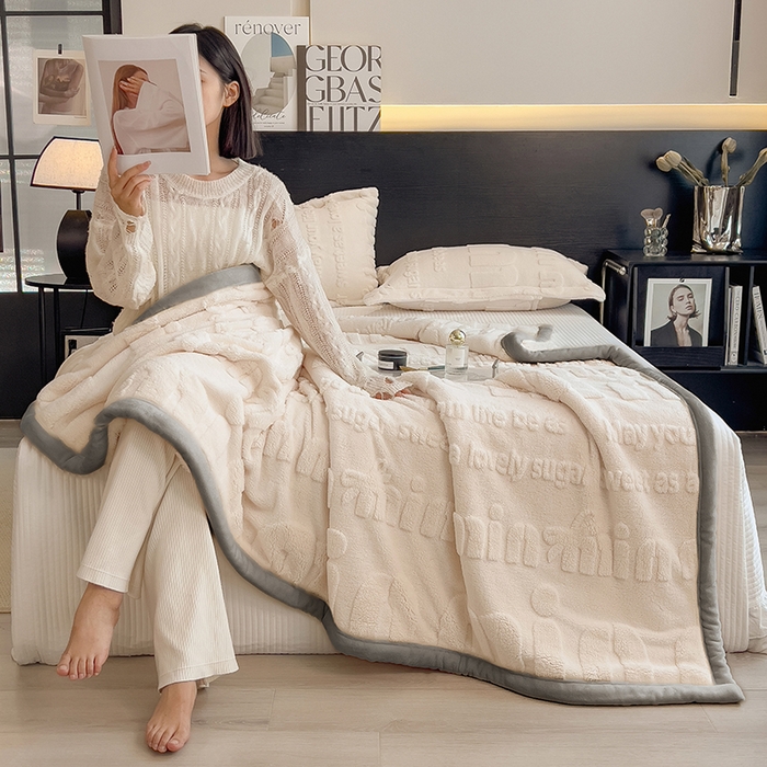 91家纺网 家纺一手货源 找家纺 叠派家纺 2025新款A类纯色min舒棉绒雕花剪花多功能毛毯（可供跨境外贸抽空热款首选） 灰边-纯真白