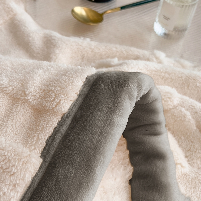 91家纺网 家纺一手货源 找家纺 叠派家纺 2025新款A类纯色min舒棉绒雕花剪花多功能毛毯（可供跨境外贸抽空热款首选） 灰边-纯真白