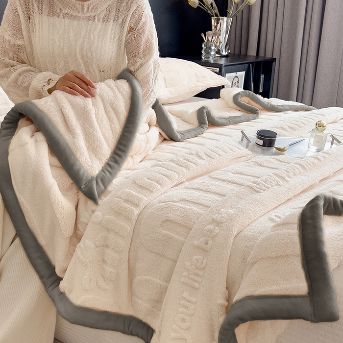 91家纺网 家纺一手货源 找家纺 叠派家纺 2025新款A类纯色min舒棉绒雕花剪花多功能毛毯（可供跨境外贸抽空热款首选） 灰边-纯真白