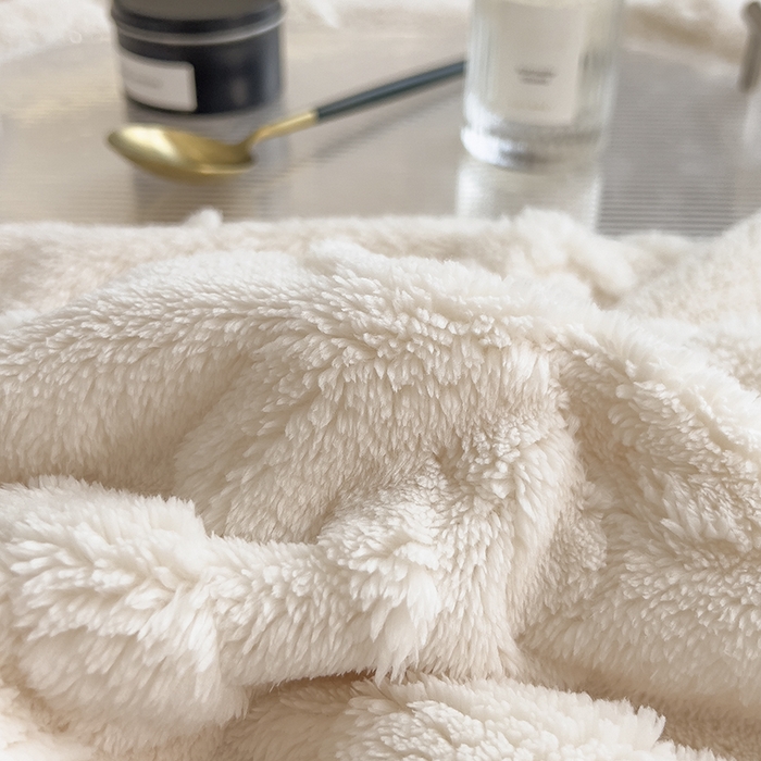 91家纺网 家纺一手货源 找家纺 叠派家纺 2025新款A类纯色min舒棉绒雕花剪花多功能毛毯（可供跨境外贸抽空热款首选） 灰边-纯真白