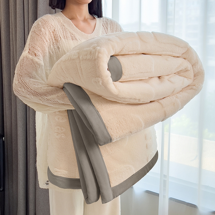 91家纺网 家纺一手货源 找家纺 叠派家纺 2025新款A类纯色min舒棉绒雕花剪花多功能毛毯（可供跨境外贸抽空热款首选） 灰边-纯真白